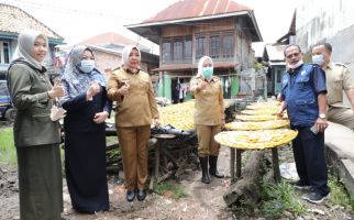 Sidak UMKM, Wawako Palembang Titip Pesan Kepada Pembuat Kerupuk dan Jangek - JPNN.com