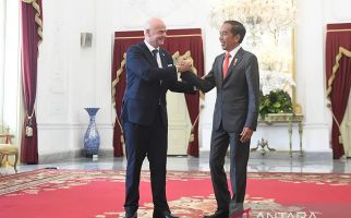Jokowi dan Presiden FIFA Bertemu 2 Jam, Bahas Transformasi Sepak Bola di Indonesia - JPNN.com