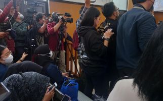 Sidang Bharada Richard Eliezer, Perempuan Berjaket Hitam jadi Perhatian - JPNN.com