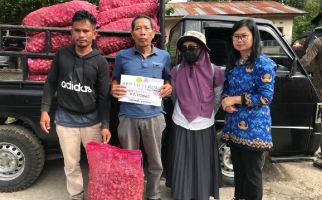 Junimart Girsang Salurkan 20 Ton Bibit Bawang Merah dan Alat Pertanian - JPNN.com
