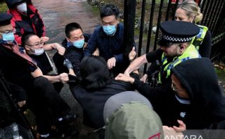 Aparat China Seenaknya Hajar Pendemo di Manchester, Pemerintah Inggris Murka - JPNN.com