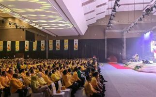Pidato di HUT Golkar, Jokowi Mengaku Teman SMP Istri Bang Akbar - JPNN.com