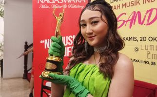 Sandrina Sabet Piala AMI Awards Berkat Pacar Selingan - JPNN.com