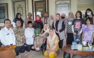 Hari Santri, Wamen ATR/BPN Serahkan Sertifikat Tanah Yayasan Keluarga Gus Dur - JPNN.com