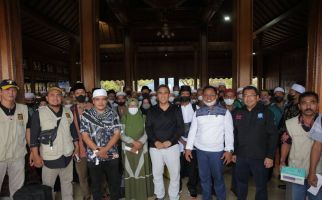 Jhonlin Group Umrahkan 70 Warga Tanah Bumbu, Gratis - JPNN.com