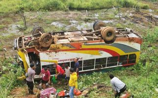 Detik-Detik Kecelakaan Bus Masuk Jurang, Ini Penyebabnya - JPNN.com