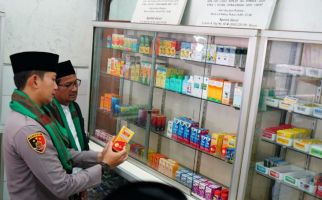 Cegah Peredaran Obat Sirop, Helmi Budiman Ditemani AKBP Wirdhanto Sidak Apotek - JPNN.com