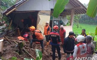 Longsor Timbun Satu Rumah di Sukabumi, Anak Tewas, Ayah Patah Kaki - JPNN.com