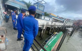 Kapal Ambulans Baznas Terbalik Akibat Cuaca Ekstrem, Polairud Polres Karimun Turun Tangan - JPNN.com