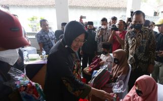 Tanah Longsor Terjadi di Tulungagung, Mensos Risma Bergerak Cepat Lindungi Warga - JPNN.com