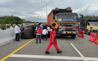 Detik-Detik Kecelakaan Beruntun di Tol Pekanbaru-Dumai, 3 Minibus Ringsek - JPNN.com