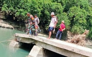 Jembatan Desa di Polman Rusak Akibat Banjir, TNI Bersama Rakyat Buat Jalur Alternatif - JPNN.com