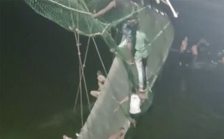 Detik-Detik Jembatan Usia Seabad di Gujarat India Runtuh, 140 Orang Tewas - JPNN.com