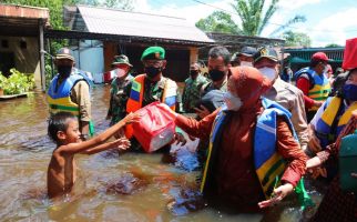 Mensos Risma Berikan Bantuan di Kalteng, Pejabat Daerah: Terima Kasih Sudah Datang - JPNN.com