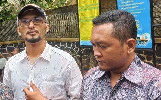 Roro Fitria Kabur Saat Tangannya mau Dipegang Suami, Andre Irawan: Masih Halal, kan - JPNN.com