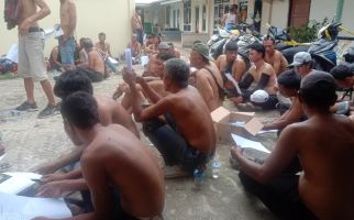 53 Pria Ditangkap di Palembang, 1 Pelaku Bawa Senjata Tajam - JPNN.com