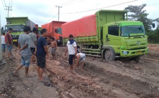 Jalan di Indragiri Hulu Rusak Parah, Masyarakat Minta Pemerintah Turun Tangan - JPNN.com