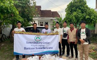 Sukarelawan Santri Dukung Ganjar Bagikan Sembako ke Korban Banjir di Lampung Selatan - JPNN.com