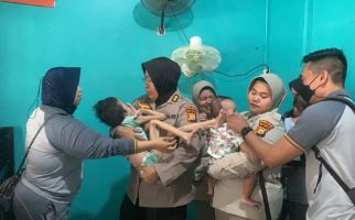 Siti Fadillah Penderita Hidrosefalus Tampak Ceria Saat Digendong Anak Buah Irjen Iqbal, Lihat - JPNN.com