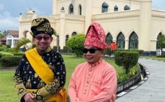 Dr. Salim Mendapat Gelar Adat Datuk Maulana Sukmajaya dari LAM Siak - JPNN.com