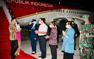 Malam-malam, Jokowi Tiba di Bali, Luhut Pertama Menyambut - JPNN.com