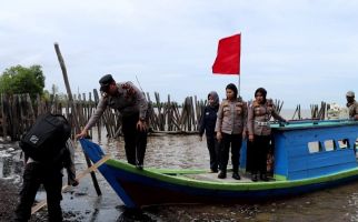 Begini Perjuangan Polres Dumai Antar Bantuan ke Daerah Terisolasi Kampung Penempul - JPNN.com