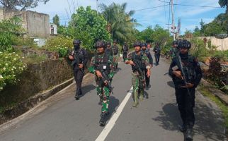 TNI dan Brimob Gelar Patroli Bersama Demi Ciptakan Kedamaian di Negeri Kariu - JPNN.com