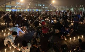 40 Hari Peristiwa Tragedi Kanjuruhan, Pemain Arema Berdoa di Depan Pintu 13 Stadion - JPNN.com