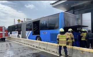 Bus TransJakarta Terbakar di Jakarta Timur, Ada Suara Ledakan - JPNN.com