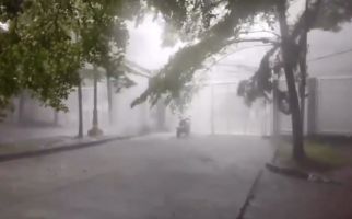 Viral! Video Limpahan Air Bak Air Terjun Saat Hujan di Bekasi, Oh Ternyata - JPNN.com
