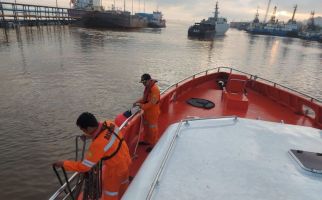 Perahu Dihantam Ombak, Pasutri Terjatuh ke Laut dan Hilang, Tim SAR Bergerak - JPNN.com