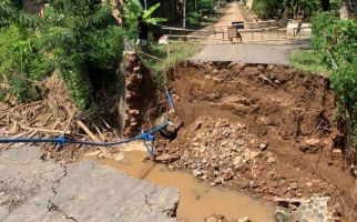 Diterjang Banjir, Jembatan Penghubung Antarkecamatan di Ponorogo Putus - JPNN.com