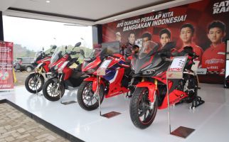 Jajaran Sport Bike Honda Mejeng di Sirkuit Mandalika, Ada Aksesori dan Apparel Juga - JPNN.com