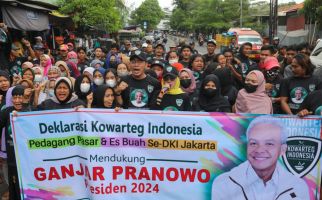 Kowarteg Bersama Ratusan Pedagang di Pasar Permai Koja Dukung Ganjar jadi Presiden - JPNN.com