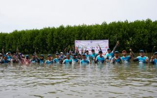Bekasi Fajar Industrial Estate Tanam 20.500 Mangrove di Muara Gembong - JPNN.com