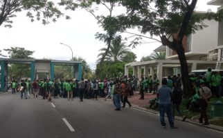Ratusan Ojol Serbu Sekuriti Perumahan Elite di Pekanbaru, Suasana Mencekam - JPNN.com