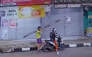 Viral, Dua Orang Ini Mencuri Besi Portal di Gang Makam Bekasi, Ya Ampun - JPNN.com