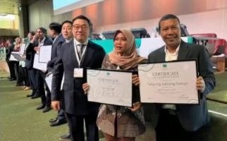 Bikin Bangga, Bupati Tanjung Jabung Timur Terima Penghargaan di Swiss - JPNN.com