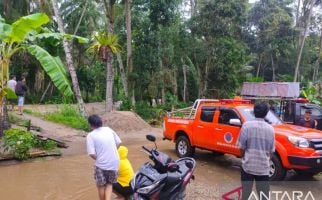Hendak Menolong Warga Terkepung Banjir di Solok, Jerry Dipatuk Ular, Langsung Dilarikan ke RS - JPNN.com