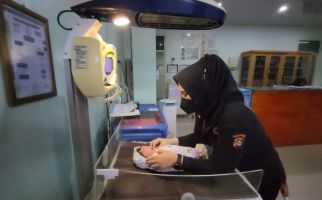 Detik-detik Tahanan Melahirkan di Ambulans, Mengharukan - JPNN.com