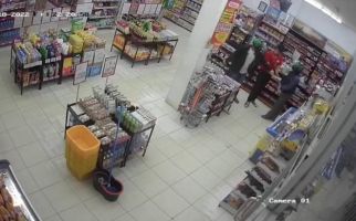 Lihat Baik-Baik, Ini 2 Pria Berhelm Ojol yang Merampok di Alfamart, Anda Kenal? - JPNN.com