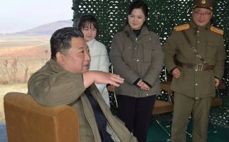 Pertama!!! Kim Jong-un Pamer Anak Perempuannya di Uji Coba Rudal - JPNN.com