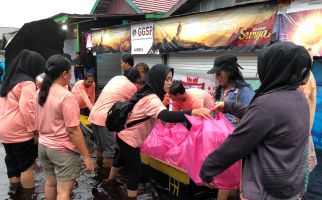 Mak Ganjar Terobos Hujan Untuk Serahkan Bantuan kepada Korban Banjir di Palangkaraya - JPNN.com