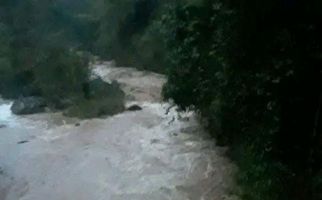 Jembatan Bambu Ambruk, 2 Warga Terjatuh ke Sungai di Manggarai Timur, BPBD Terus Bergerak - JPNN.com