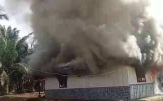 Mes & Mobil Perusahaan Dibakar Massa, AKBP Doffie Ungkap Pemicunya - JPNN.com