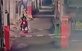 2 Orang Mencuri Besi Penutup Saluran Air di Bekasi, Terekam CCTV, Viral - JPNN.com