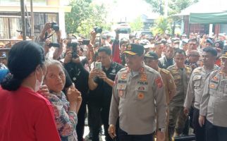 Polda Sulsel Membagikan 500 Paket Bantuan untuk Korban Banjir di Makassar - JPNN.com