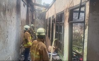 Kebakaran Rumah Kontrakan di Jakarta Timur, Pak Pepen Mengalami Luka Bakar - JPNN.com