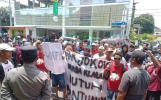 Minta Kades Klatakan Jadi Tahanan Kota, Ratusan Warga Demo di PN Jember - JPNN.com