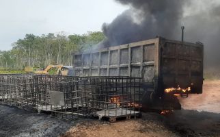 Truk Bermuatan 5.000 Liter BBM Solar Terbakar dan Meledak, Begini Kondisinya - JPNN.com